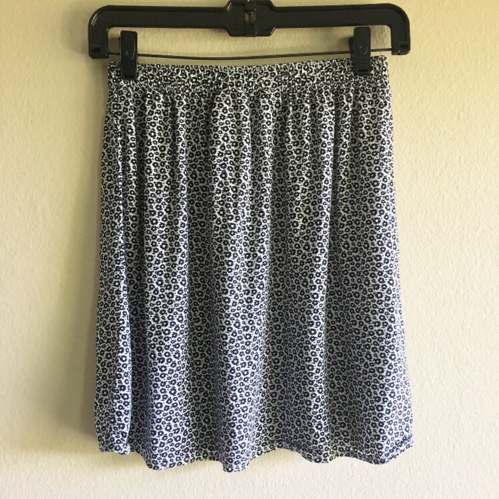 H&M Black/White Daisy Print Skirt🌼